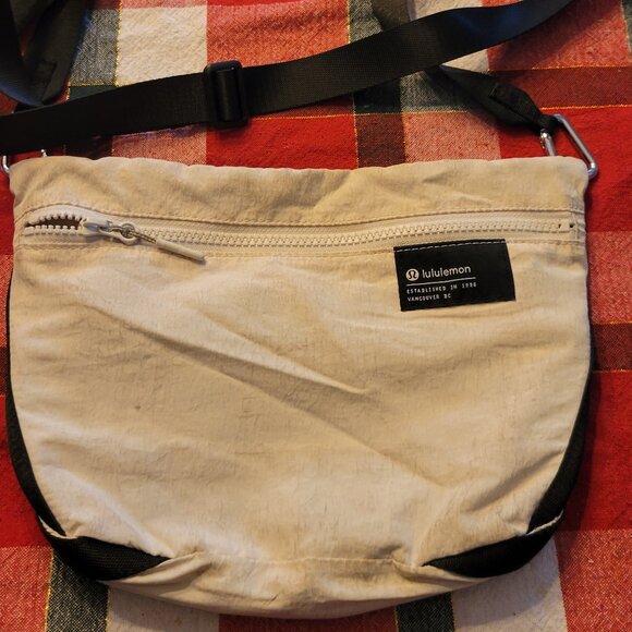 Lululemon Clean Lines crossbody bag - Picture 1 of 2